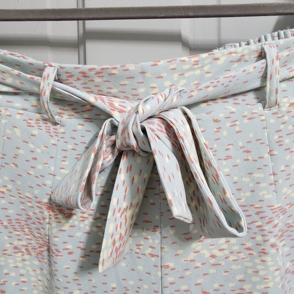 Torrid 5 Inch Pull-On Stretch Crepe Mid-Rise Tie-Front Short - Picture 2 of 7